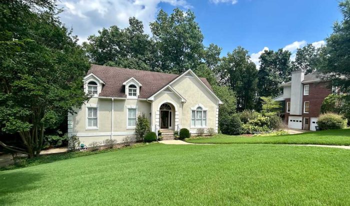 A lush green well cut grass garden with a beautiful residence. Lawn care services in Homewood.